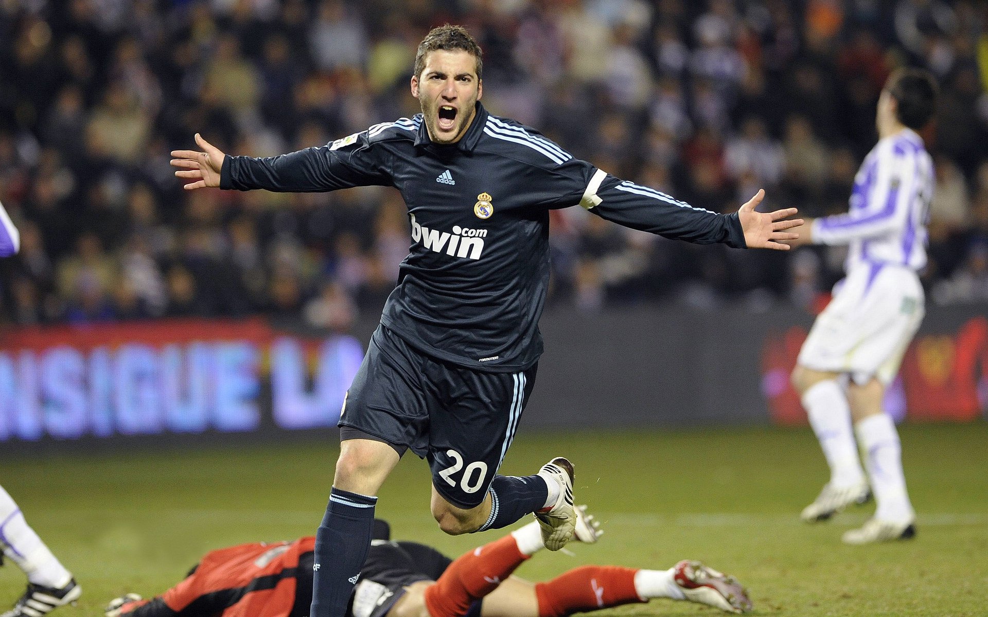 迷人的欧冠文化，全球球迷共襄盛举，欧冠球迷冲进球场